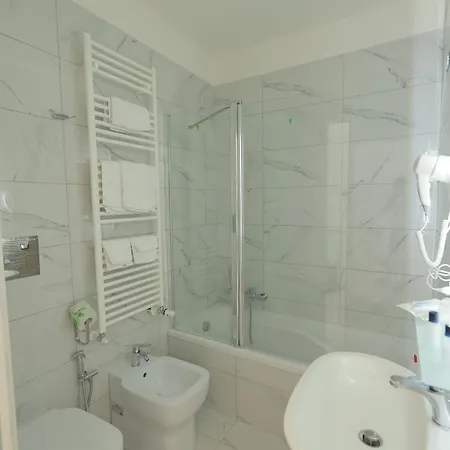 Garibaldi Hotel 3*