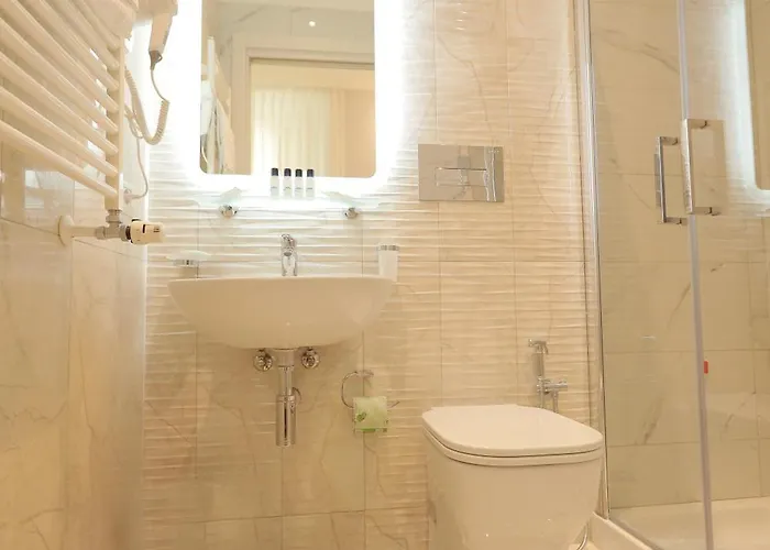 מלון Garibaldi 3*